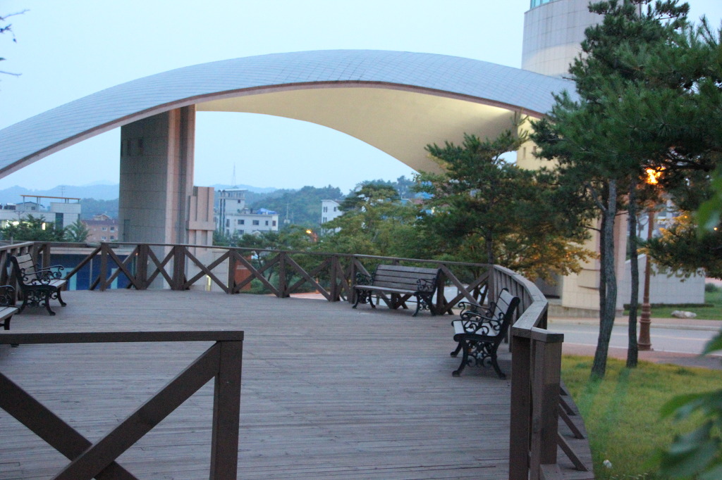 공원 벤치에서 데이트 하다 공격받아