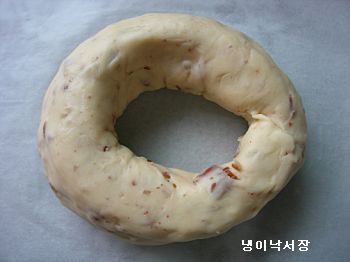 파칸이 들어간 치즈크림빵