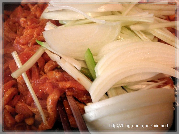 꽃빵에 돌돌말아 먹는 맛이 일품인 고추잡채