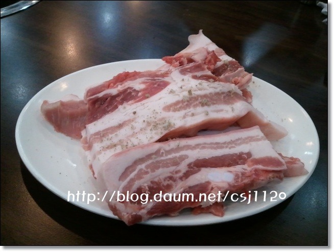 꿀꿀이통돼지왕소금구이 이미지