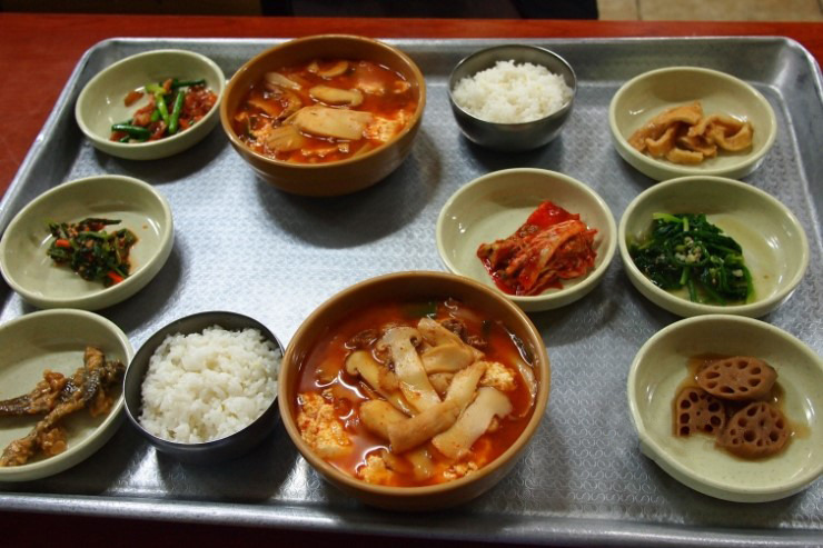 입안 가득 송이향이 물씬 묻어나는 순두부전문점