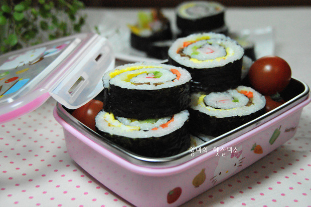 김밥 하나 들고 먹으면 커서 한참 먹는 회오리 롤 김밥