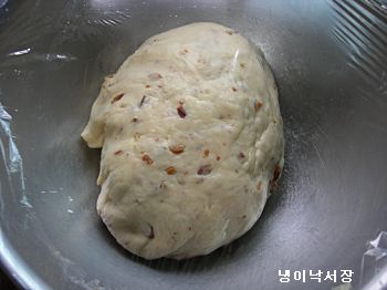 파칸이 들어간 치즈크림빵