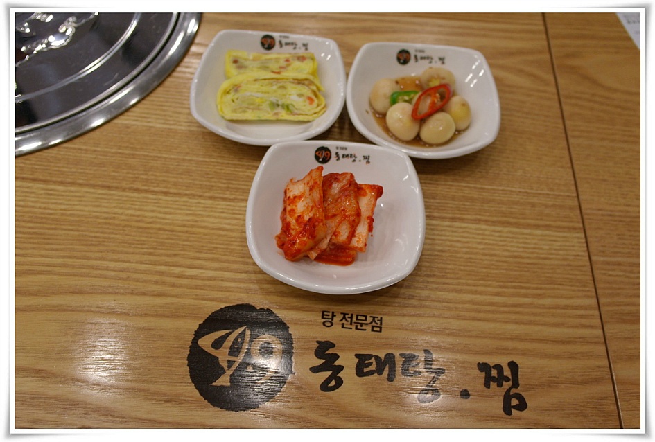 기본 반찬(배추김치, 계란말이, 메추리알)