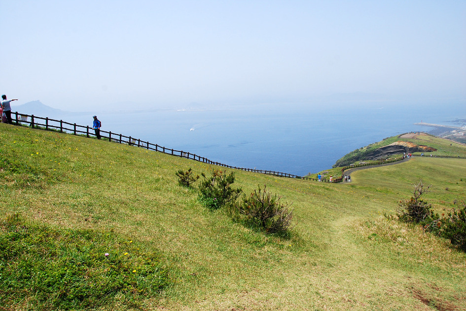 제주도 여행 - 섬속의 섬 우도의 우도봉을 오르며 바라본 성산일출봉과 제주바다.. 그리고, 사람풍경.. ^^