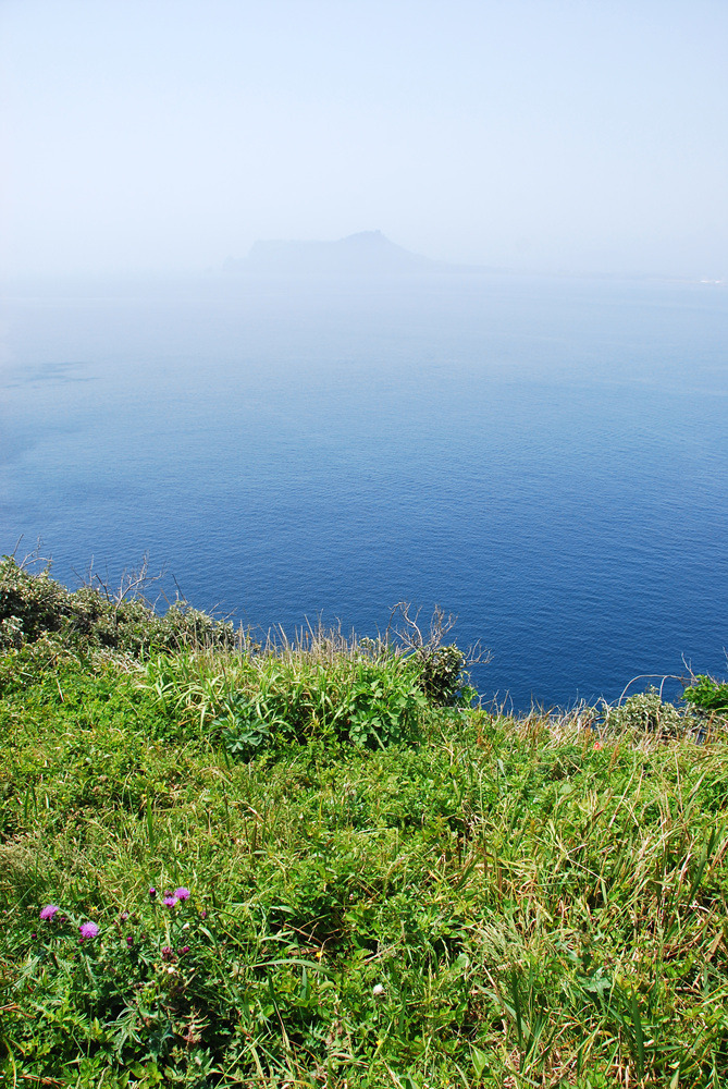 제주도 여행 - 섬속의 섬 우도의 우도봉을 오르며 바라본 성산일출봉과 제주바다.. 그리고, 사람풍경.. ^^