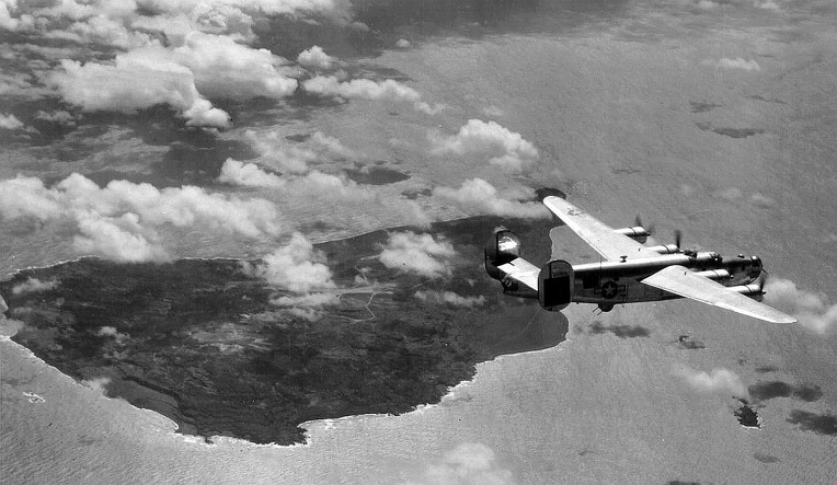 미 육군 제 7항공대 B-24 폭격기 편대의 이오지마 폭격 - USAAF 7th Air Force B-24 Liberator Bomber bombing on Iwo Jima