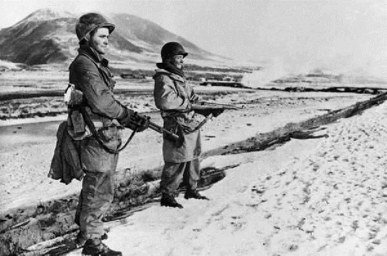 압록강 미군 병사들의 추수감사절 1950 -Korean War US Army Soldiers Thanksgiving day in the Amnokgang 