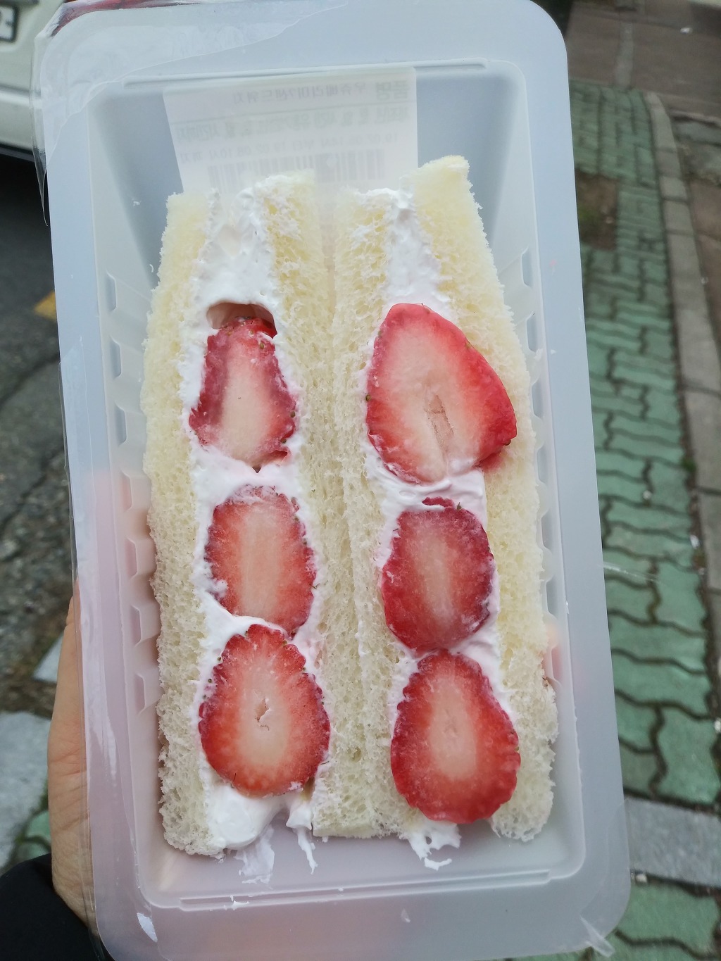 편의점 빵 딸기생크림샌드위치 