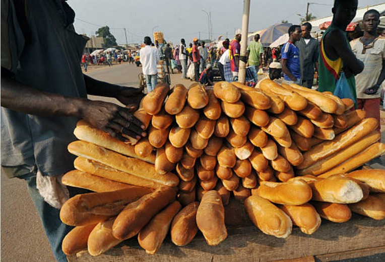 중앙 아프리카 공화국 방기 거리의 바게트 장수들 - Central African Republic Bangui street baguette seller